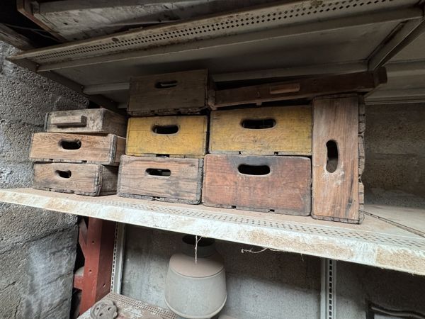 Cajas rectangulares de madera apiladas, con aberturas ovaladas en sus caras y una pieza estrecha colocada verticalmente.