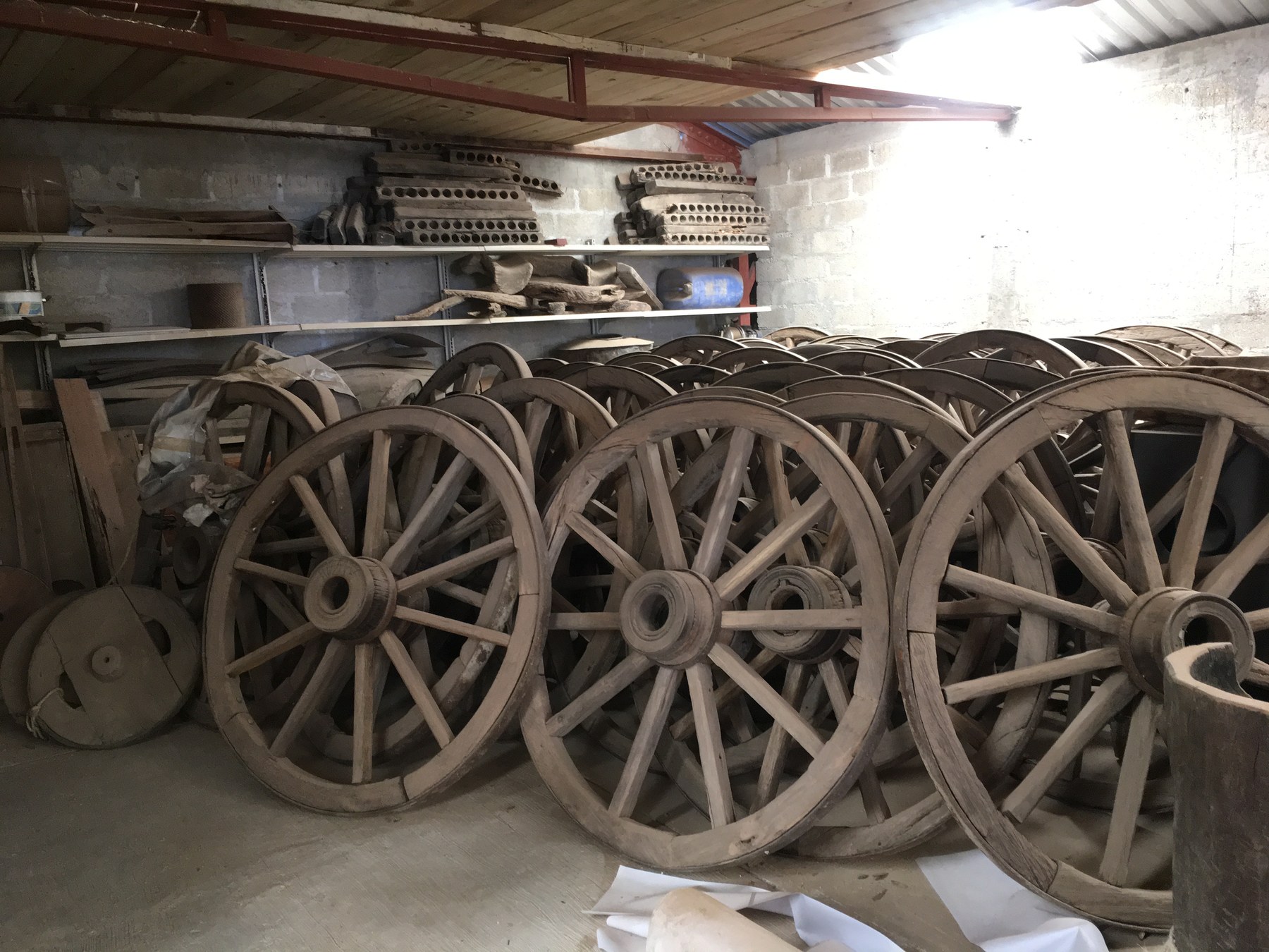 Colección de ruedas antiguas de carreta